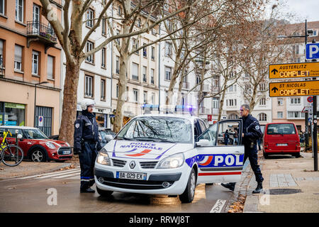 STRASBOURG, FRANCE - Nov 8, 2018 : agent de police sécuriser la zone en face de foule marchant dans le centre de Strasbourg à la manifestation nationale pour le climat des marches de démonstration Banque D'Images