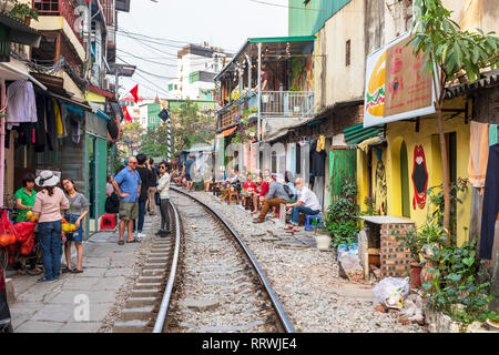 Vue de Hanoi street train entre Le Duan et Kham, rue fine dans vieux quartier de Hanoi, Hanoi, Vietnam, Asie Banque D'Images