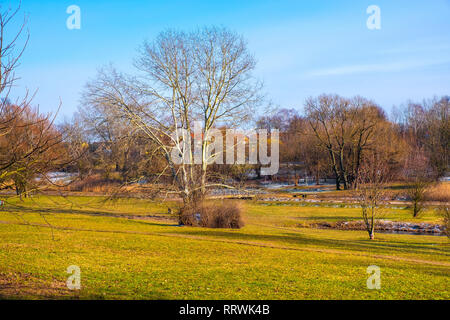 Varsovie, Mazovie / Pologne - 2019/02/23 : Dolina Sluzewiecka valley et du parc public à Varsovie le long du ruisseau Potok Sluzewiecki au début de printemps. Banque D'Images