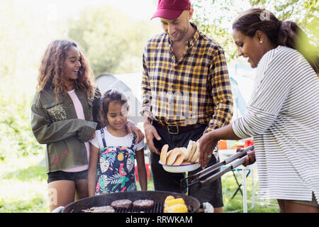 Barbecue de camping familial Banque D'Images