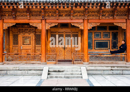 Chine, XINING - 15 septembre, 2018. L'architecture chinoise traditionnelle en bois d'une Storie Chambre. Cour intérieure d'un bâtiment rénové Oriental. Banque D'Images