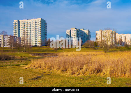 Varsovie, Mazovie / Pologne - 2019/02/23 : Dolina Sluzewiecka valley et du parc public le long de la creek avec Sluzewiecki Potok Mokotow et Sluzew nad Dolinka Banque D'Images