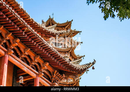 Chinois traditionnel en bois Toit de Pagoda sur journée ensoleillée. Structure du toit ancien temple bouddhiste et ciel bleu. L'architecture orientale du monastère d'Asie Banque D'Images