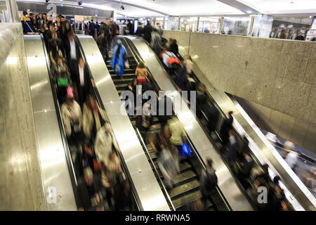 Les passagers et les usagers sur l'escalier mécanique à la station de métro de Paris La Défense, quartier des affaires. Paris, France. Banque D'Images