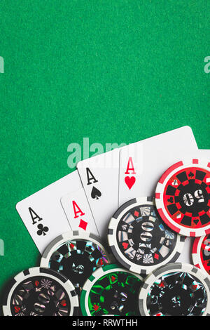 Quatre as. Cartes de poker et jetons sur le tableau vert. Banque D'Images