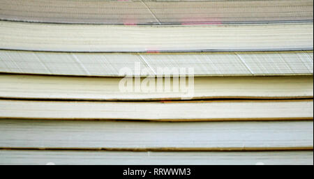 Fond texturé, à l'avant de la pile de livre, vue rapprochée de rangée horizontale de papier blanc Banque D'Images