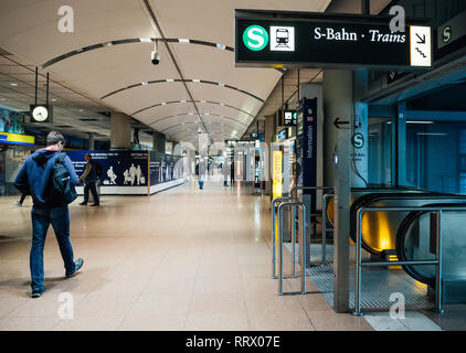 Hambourg, Allemagne - 20 mars 2018 : Vide vue de l''aéroport de Hambourg avec les voyageurs passant par tôt le matin Banque D'Images