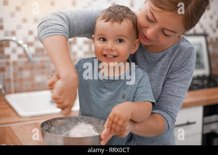 La mère et le fils de préparer la pâte à tarte dans la cuisine Banque D'Images