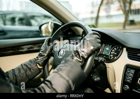 STRASBOURG, FRANCE - DEC 26, 2018 : woman driving tchèque Skoda Octavia voiture portant des gants de cuir dans le centre de Strasbourg, France l'accent sur l'insigne de volant de voiture Banque D'Images