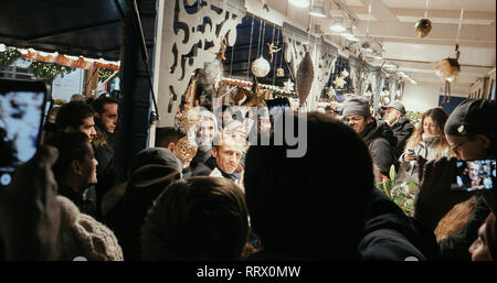 STRASBOURG, FRANCE - DEC 14, 2018 : le président français Emmanuel Macron, serre la main avec des membres d'une foule lors de Marché de Noël après avoir rendu hommage aux victimes des attaques terroristes du 11 décembre Banque D'Images