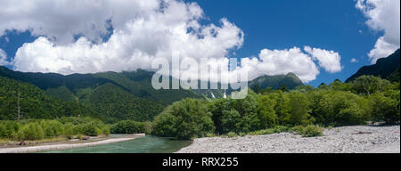 Rivière Azusa, Kamikōchi, au Japon. Banque D'Images