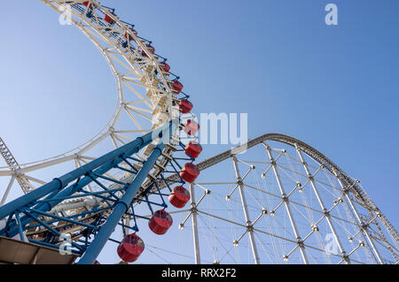 Manèges et montagnes russes au Tokyo Dome City parc d'Attractions, Tokyo, Japon Banque D'Images