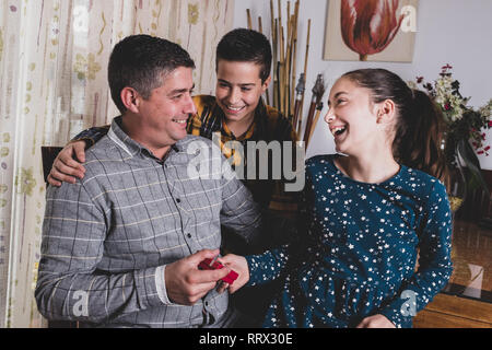 Frères giving gift au père sur la fête des pères Banque D'Images