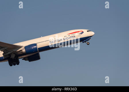 British Airways Boeing 777 avion de ligne à réaction G-STBE décollant de l'aéroport de Londres Heathrow, Royaume-Uni. Départ du vol de la compagnie aérienne Banque D'Images