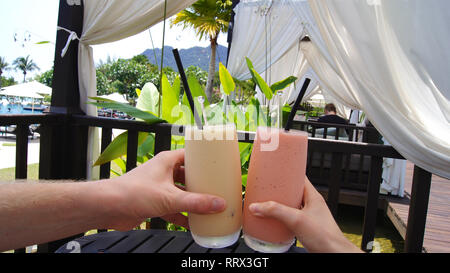 KEDAH, Langkawi, Malaisie - Apr 07, 2015 : Fraise et lait frappé à la vanille dans un hôtel de luxe à la piscine Banque D'Images