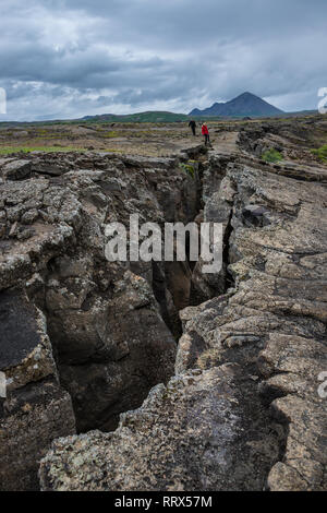 Vue spectaculaire de la croûte profonde fissure volcanique, et sentier de randonnée les randonneurs sur l'Islande Banque D'Images