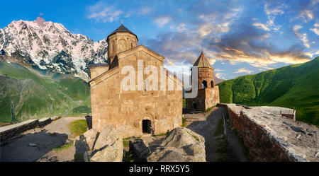 Photos et images de la Sainte trinité Gergeti (Tsminda Sameba) de l'Église orthodoxe géorgienne et l'Église apostolique et Bell Tower, 14e siècle,, Khevi Gergeti provinc Banque D'Images