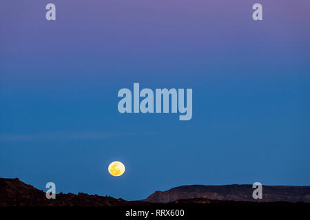 Pleine lune s'élève au-dessus de la Las Canadas del Teide national park, Tenerife, Canaries, Espagne Banque D'Images