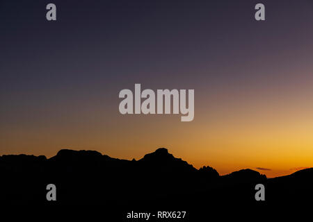 Dernière lueur du soleil qui illumine le ciel au-dessus de la Las Canadas del Teide national park, Tenerife, Canaries, Espagne Banque D'Images