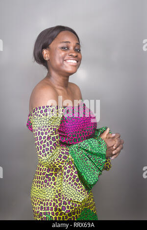 Happy Black femme nigériane en tenue d'Ankara colorés Banque D'Images