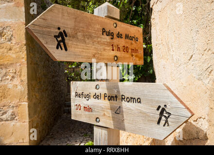 Panneau jusqu'au Puig de Maria et Refugi del Pont Roms dans la ville de Pollensa, Mallorca (Majorque), Iles Baléares, Espagne Banque D'Images