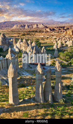 Photos et images de la cheminée de fées des formations rocheuses et des rochers des "La vallée de l'amour" près de Göreme, Cappadoce, Istanbul, Turquie Banque D'Images