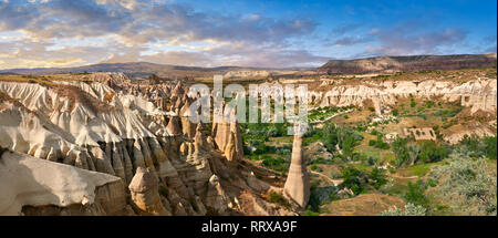 Photos et images de la cheminée de fées des formations rocheuses et des rochers des "La vallée de l'amour" près de Göreme, Cappadoce, Istanbul, Turquie Banque D'Images