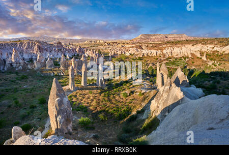 Photos et images de la cheminée de fées des formations rocheuses et des rochers des "La vallée de l'amour" près de Göreme, Cappadoce, Istanbul, Turquie Banque D'Images