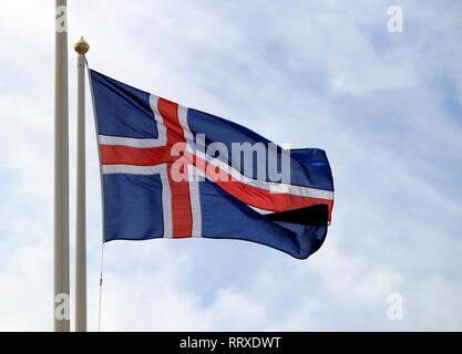 Drapeau islandais à pleine mât, dans le vent, l'Islande Banque D'Images