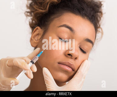 Injection de beauté. Femme qui reçoit l'acide hyaluronique, récolte Banque D'Images