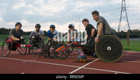 L'entraînement des athlètes paraplégiques Portrait confiant pour la course en fauteuil roulant sur la voie des sports Banque D'Images