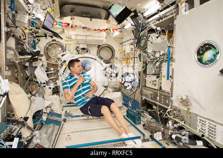 Commander Oleg Kononenko travaille dans le laboratoire de contrôle du module japonais Kibo une paire de minuscules satellites vol libre interne connu sous le nom de domaines à bord de la Station spatiale internationale 14 janvier 2019, dans l'orbite de la Terre. Les élèves du secondaire se font concurrence pour concevoir les meilleurs algorithmes qui contrôlent la taille de basket-ball des satellites pour imiter les manœuvres d'engins spatiaux et de vol en formation. Banque D'Images