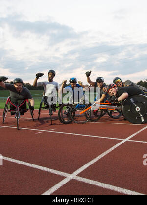 Portrait d'athlètes paraplégiques enthousiastes acclamations, course en fauteuil roulant pour la formation sur piste sports Banque D'Images