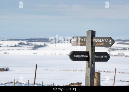 Le Ridgeway enseigne sur haut de Hackpen Hill dans la neige couverts campagne du Wiltshire. Hackpen Hill, vaste Hinton, Wiltshire, Angleterre Banque D'Images