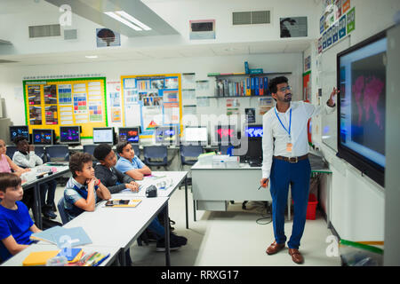 Enseignant à la leçon de premier de classe dans l'écran tactile Banque D'Images