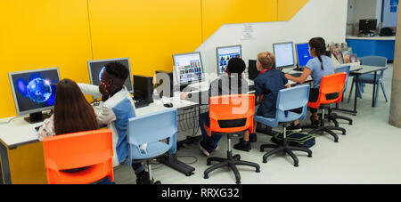 Les étudiants de premier cycle à l'aide d'ordinateurs in computer lab Banque D'Images