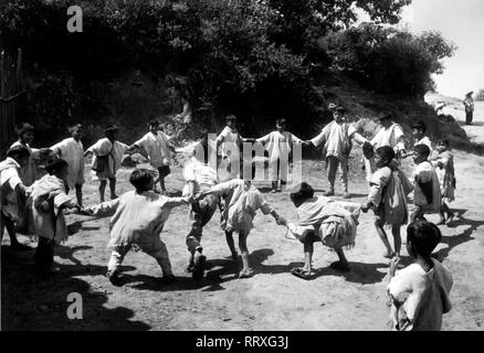 Voyage au Mexique - Mexique - les enfants de la danse groupe folklorique Maya ring-a-ring-a-roses dans un village près de San Cristobal de las Casas, ville. L'image date circa 1962. Photo Erich Andres Banque D'Images