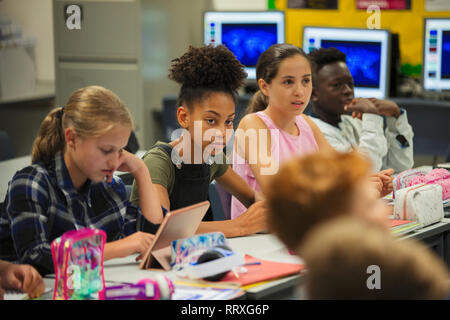 L'accent junior high school girl student listening in classroom Banque D'Images