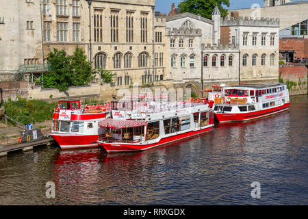 Bateaux touristiques appartenant à City Cruises York amarré sur la rivière Ouse, ville de York, au Royaume-Uni. Banque D'Images