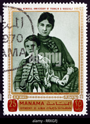 MANAMA - circa 1970 : timbre imprimé en Manama présente le jeune Franklin Delano Roosevelt avec sa mère, vers 1970 Banque D'Images