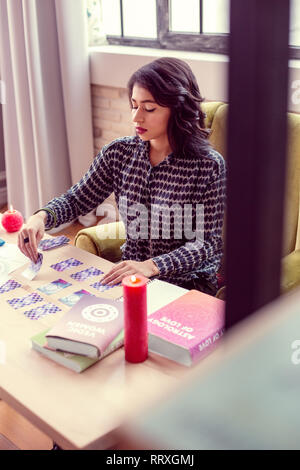 Avoir une femme intelligente sérieuse fortunetelling session Banque D'Images