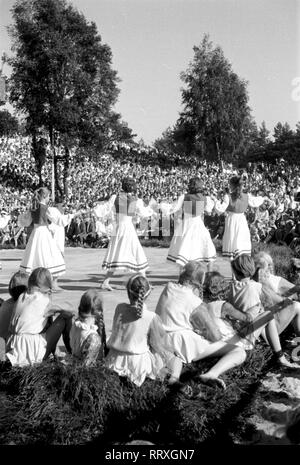 Allemagne - une scène de danse folklorique à l'Heidefest à Schneverdingen Lüneburger Heide, Allemagne du Nord, paysage, 07/1955, I.1903-29 Lüneburger Heide Banque D'Images