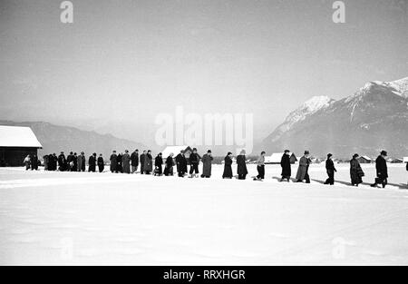 Jeux Olympiques d'hiver - l'Allemagne, Troisième Reich - Jeux Olympiques d'hiver Jeux Olympiques d'hiver de 1936, à Garmisch-Partenkirchen. Promenade à travers le paysage d'hiver. Impression entourant l'événement olympique. L'image date de février 1936. L'image date de février 1936. Photo Erich Andres Banque D'Images