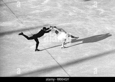 Jeux Olympiques d'hiver - l'Allemagne, Troisième Reich - Jeux Olympiques d'hiver Jeux Olympiques d'hiver de 1936, à Garmisch-Partenkirchen. Maxi Herber et allemand Ernst Baier ( ?) - Médaille d'or pour paire figure skating au centre sportif olympique. L'image date de février 1936. Photo Erich Andres Banque D'Images