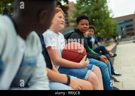 Le Tween garçons avec l'école de basket-ball Banque D'Images