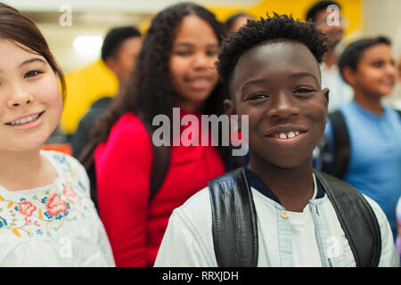 Portrait confiant junior high étudiant garçon Banque D'Images