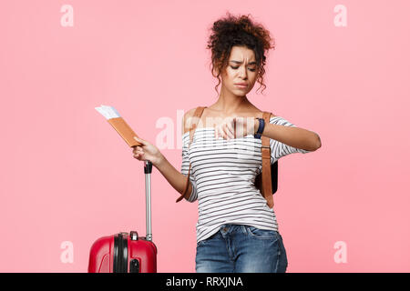 Pour la fin de l'avion. Contrarié woman watch, munis de billets Banque D'Images