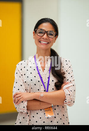Portrait souriant, confiant enseignante Banque D'Images