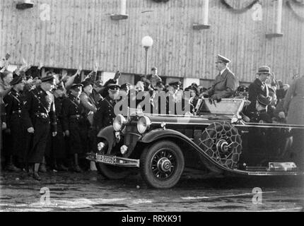 Jeux Olympiques d'hiver - l'Allemagne, Troisième Reich - Jeux Olympiques d'hiver Jeux Olympiques d'hiver de 1936, à Garmisch-Partenkirchen, chancelier du Reich Adolf Hitler - arrivée à la cérémonie d'ouverture. L'image date de février 1936. Photo Erich Andres Banque D'Images