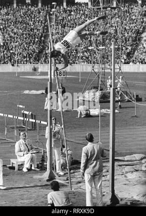 Jeux Olympiques d'été 1936 - L'Allemagne, Troisième Reich - Jeux Olympiques Jeux Olympiques d'été de 1936, à Berlin. Concours de saut à la perche aux Jeux Olympiques d'arena. L'image date d'août 1936. Photo Erich Andres Banque D'Images